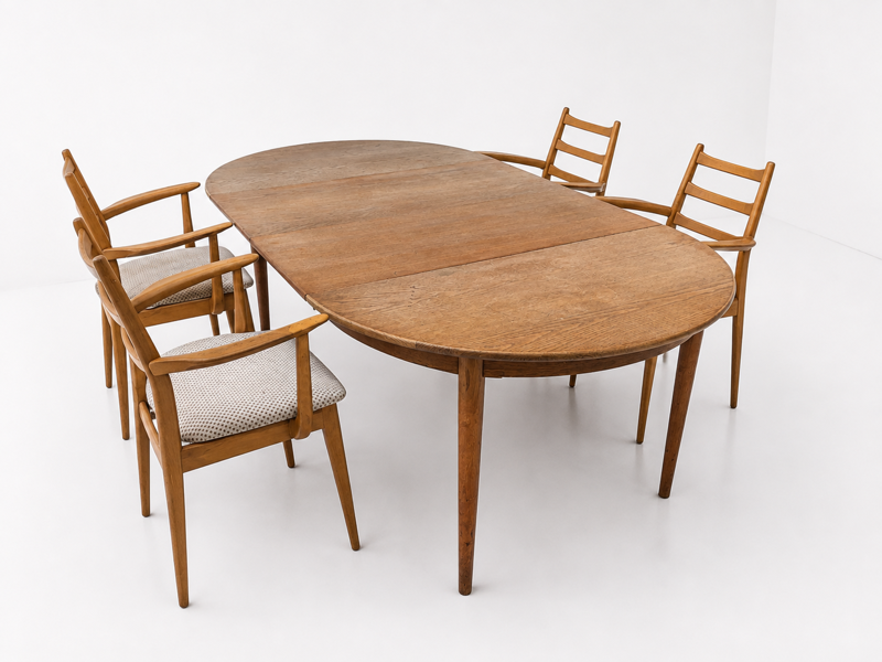 Skovmand & Andersen mid-century spisebord, udført i egetræ m. trommestikben, udtræk samt 4 tilhørende tillægsplader