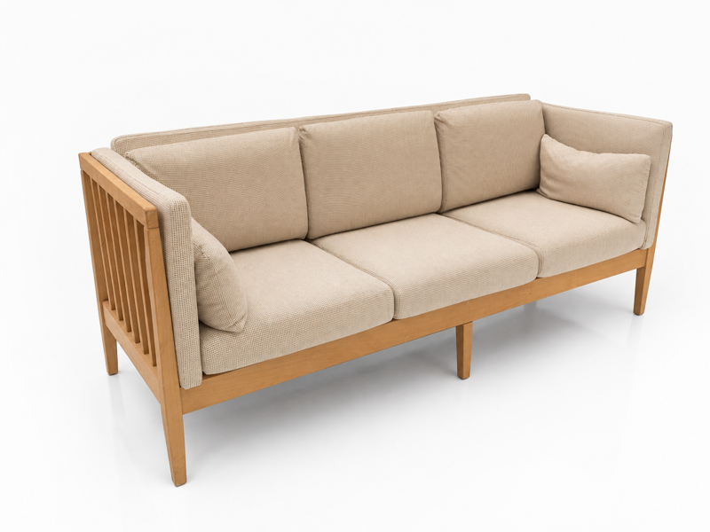 Klassisk tremmestel 3-pers sofa, beklædt i stribet lysegråt uldstof på lyse ben af egetræ, fremstillet ved Nielaus Jeki, Danmark,