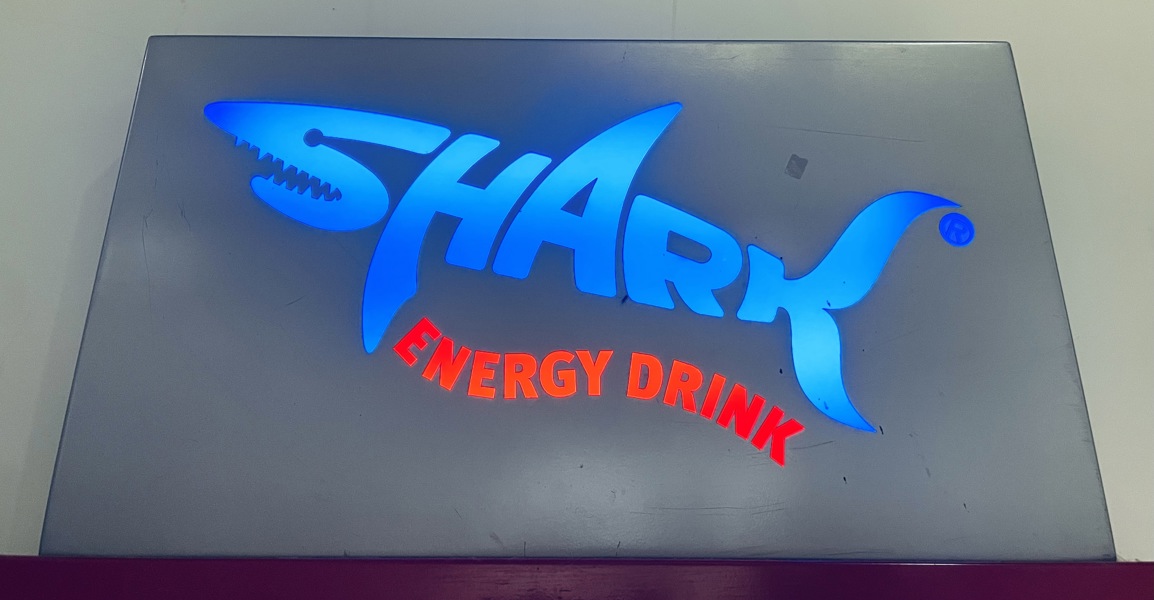 Shark Energy reklameskilt m. lys samt Red Bull mini køleskab 