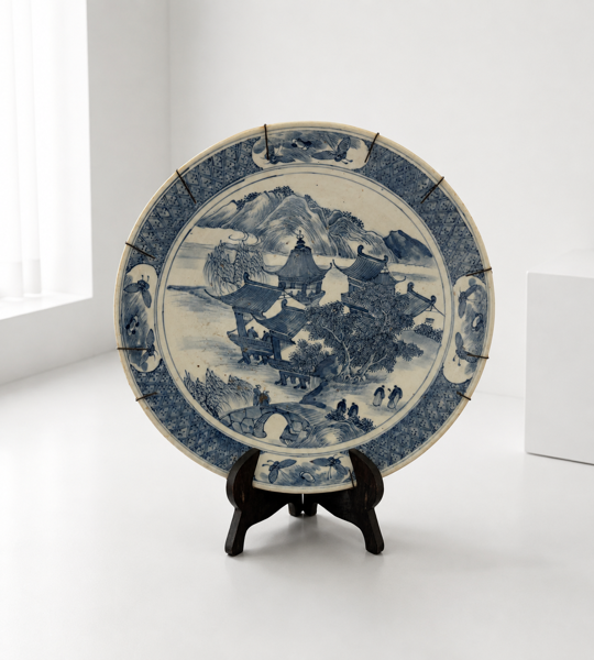 Kinesisk fad af porcelæn prydet med by- og flodlandskab i blå underglasur, dateret til Qing-dynastiet (1644–1912)