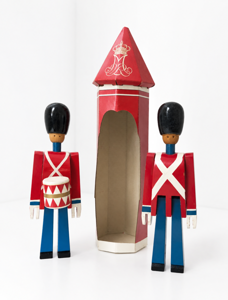 Kay Bojesen (1886-1958): Garder m. tromme (22cm), Garder m. flag (22cm) samt garderhus af pap (32cm)