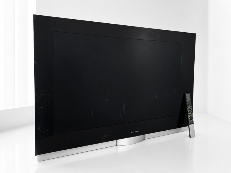 Bang & Olufsen Beovison 7 32" LCD-TV samt Bang & Olufsen BeoLab 7.1 Aktiv højtaler (center)