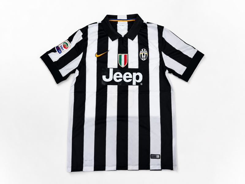 +M: Samleobjekt: Original Juventus-spillertrøje fra sæsonen 2014/15, prydet med nr. 23 – Poul Pogba (signeret af Arturo Vidal)