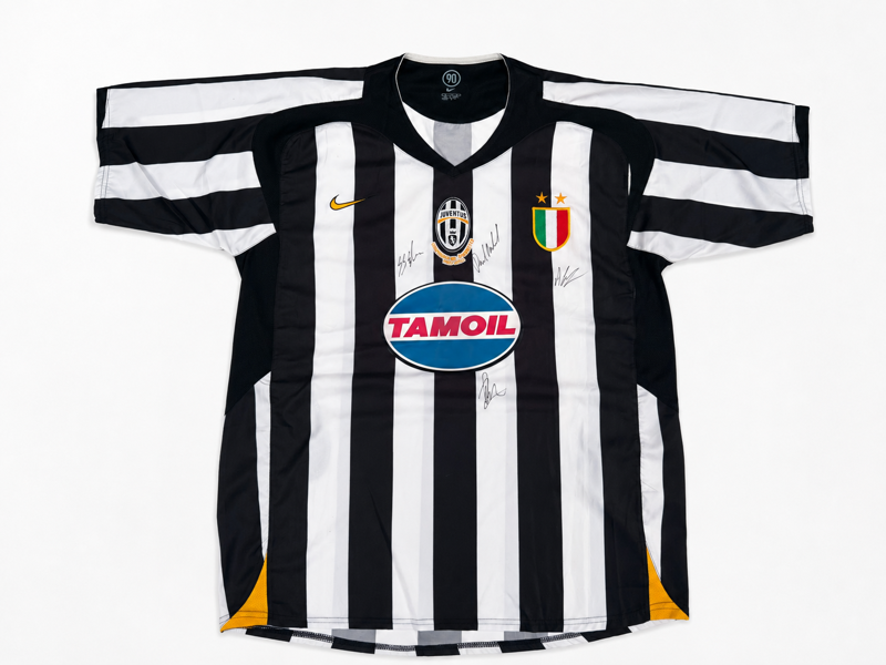 +M: Samleobjekt: Original Juventus-spillertrøje fra sæsonen 2004/05 - signeret af Pavel Nedved, Alexander Del Piero, Zlatan Ibrahimović samt ekstra spiller (ikke defineret)