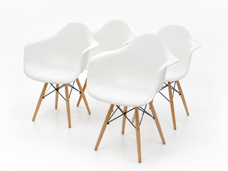 +M: 4 Organisk formgivne stole i et elegant modernistisk design, udført i formstøbt polypropylen og elegant kombineret med ben af bøgetræ.