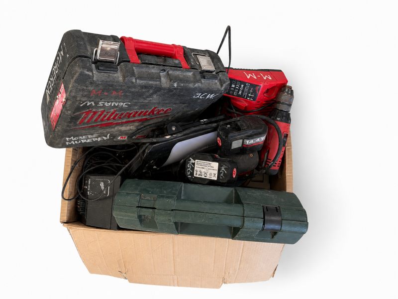 +M: Kasse m. værktøj - herunder Metabo BH E 6021 borehammer, Bosch GWS 6-125 Professionel vinkelsliber, Mafell excentersliber, Milwaukee PLD 14.4 X skrue-/boremaskine, Milwaukee M12-18C lader m.fl.
