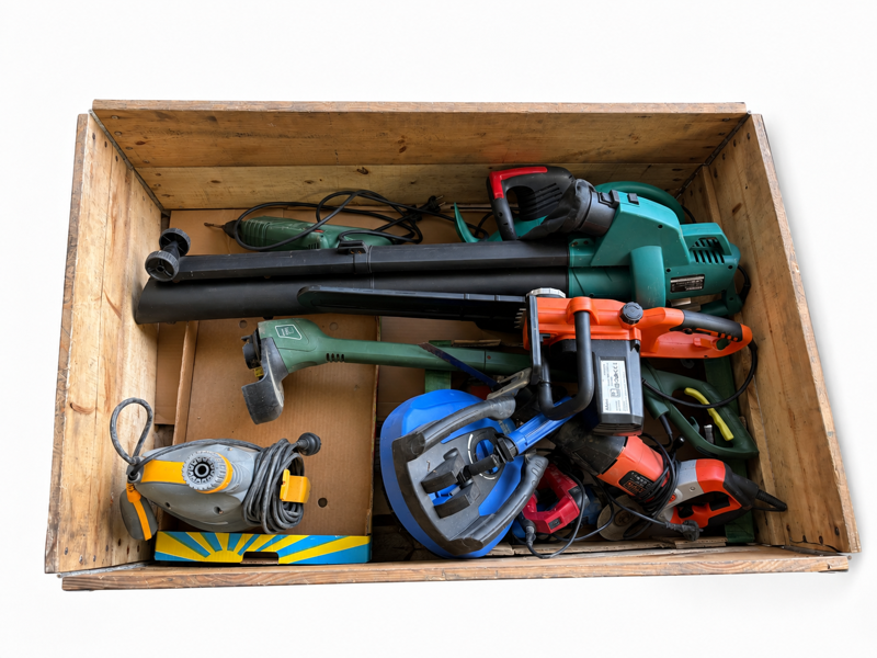 Samling af værktøj/maskiner - herunder Flowmax 7500 3i1 oversvømmelsespumpe, Black&Decker bajonetsav, Black&Decker vinkelsliber, Max vinkelsliber, Max klammepistol Bosch 6000-Pro-T hækkeklipper m.fl.