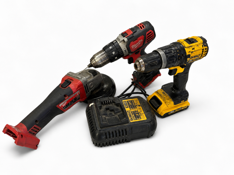 Værktøj: DeWalt DCD 785 akku skrue-/boremaskine,  DeWalt DCB105 XR Li-Ion lader, 1 stk. DeWalt 2,0Ah batteri, Milwaukee M18 BPD akku slagboremaskine samt Milwaukee M18 CAG125X vinkelsliber (125mm)