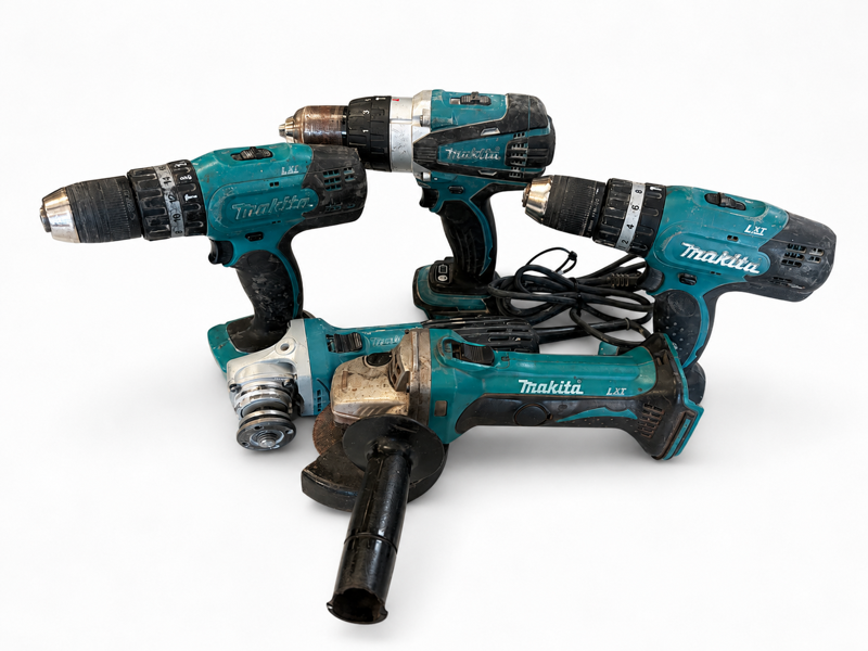 Værktøj: Makita LXT (DHP458) 18V akku slag-, bore- og skruemaskine, Makita (BGA452) akku vinkelsliber, Makita (GA5030R) vinkelsliber og 2 stk. Makita LXT (DHP453) 18V akku slag-, bore- og skruemaskine