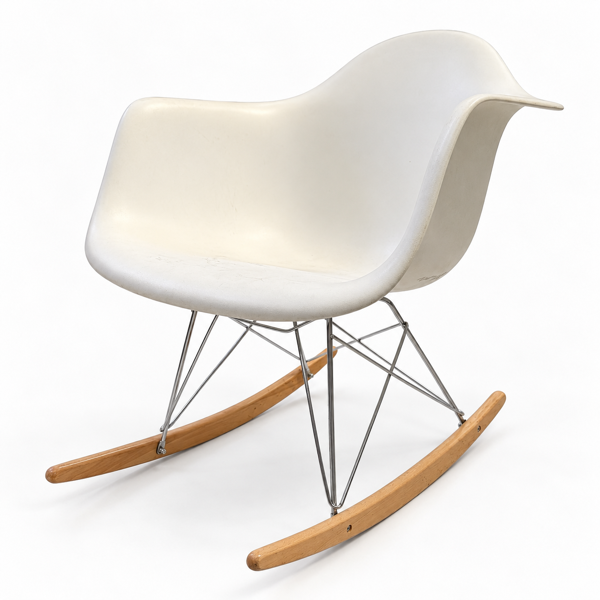 +M: Organisk formgivet gyngestol i et elegant modernistisk design, udført i formstøbt polypropylen og elegant kombineret med ben af bøgetræ.