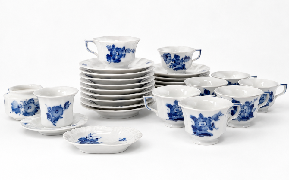 Royal Copenhagen Blå Blomst Kantet:  10 kaffekopper (10/8608), 9 underkopper (10/8608), 6 kagetallerkener (10/8553), vase (80/8617), vase (10/8619), asiet (10/1802) samt smørnæb (10/8554)