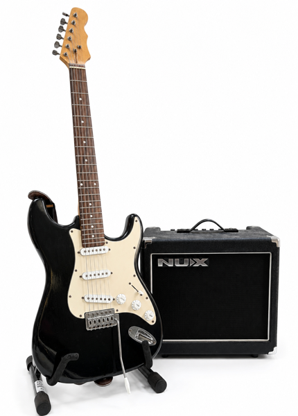 Nux Mighty 15SE guitarforstærker samt "Strat" elektrisk guitar