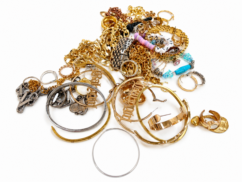 +M: Samling af smykker - herunder Camille Brinch Shiny Sparkly ring, Camilla Krøyer Scoria Classic forgyldt ring (18k), Pilgrim armring,   ankerfacet armlænke,  Babygirl øreringe m.fl. (Å 2026-0202)