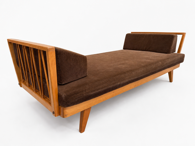 Elegant mid-century daybed i lyst træ med polstring i bredriflet fløjl