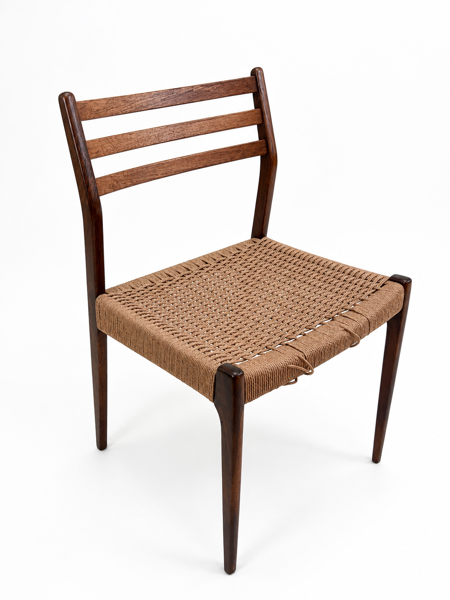 Mid-century dansk spisebordsstol udført i palisander, prydet med flettet sæde