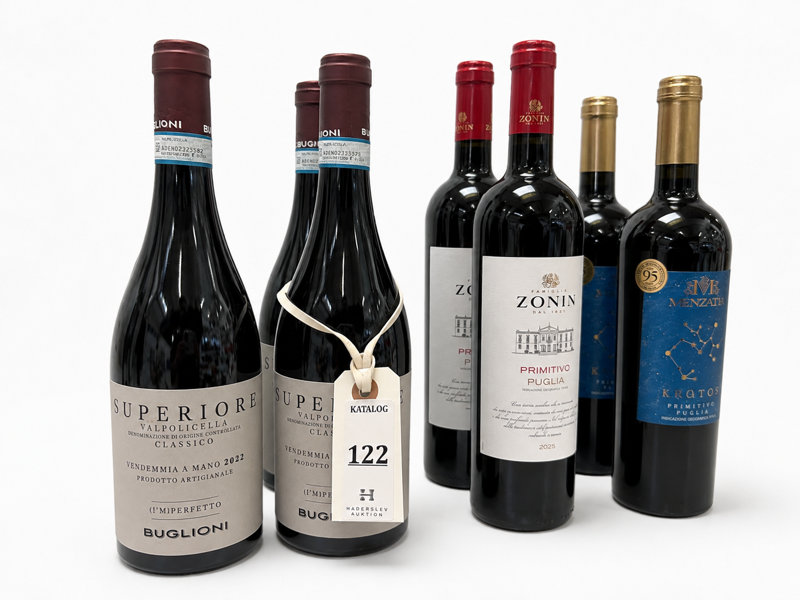 4 fl. Buglioni Valpolicella Classico Superiore (I'm) perfetto (årgang 2022), 2 fl. Zonin Primitivo Puglia IGT Classici (årgang 2025) samt 2 fl.  Menzatia Krotos Primitivo (årgang 2025)