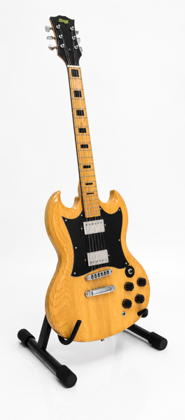 Stagg 1970'erne SG-stil elguitar i en sjælden natur-finish med ahorn-hal, fremstillet i Japan. Med 2 stk. IMG Stage Line guitarvægophæng.