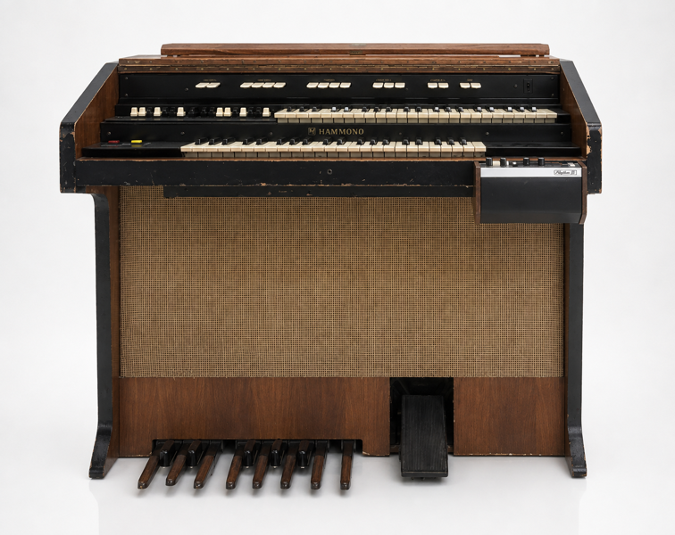 Hammond L-100-serie elorgel m. indbygget pedalboard og højtalerfront, samt Roland TR-33 Rhythm 33 Analog rytmebox og Hammond Leslie 770 roterende højttaler