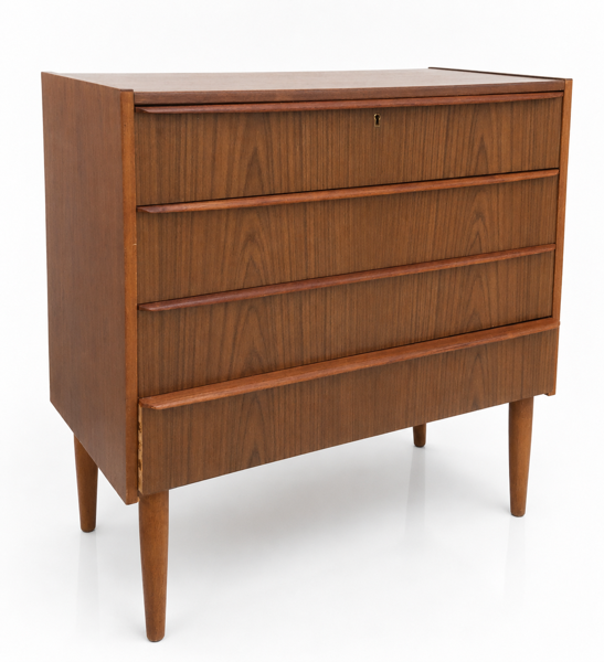 Mid-century danishdesign kommode i fineret teaktræ m. fire skuffer m. integrerede greb og koniske runde ben, formentligt designet af Egon Jensen i 1956 for Hanbjerg Møbelfabrik