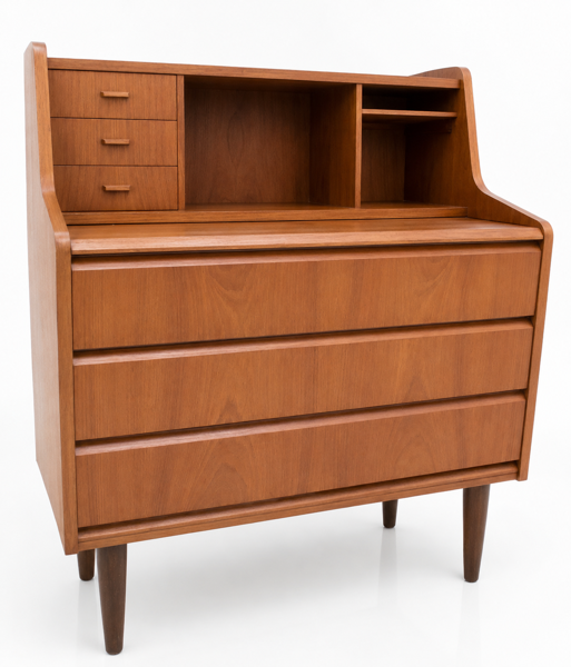 Mid-century danishdesign skrivechatol i teaktræ m. udtræksskriveplade og 3 skuffer samt runde, tilspidsede ben i massivt træ.