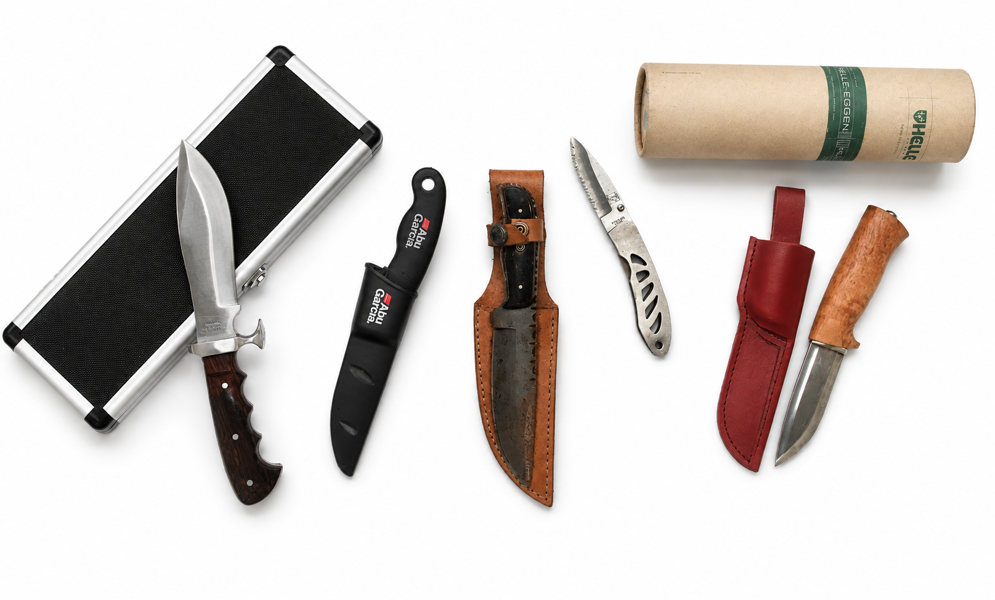 Samling af knive (4 enheder): Helle-Eggen Fjellkniven Classic kniv af Gunnar Lothe, Maxam American Military Commemorative 'In Honor Of Those Who Have Served' kniv, Damascus kniv samt foldekniv
