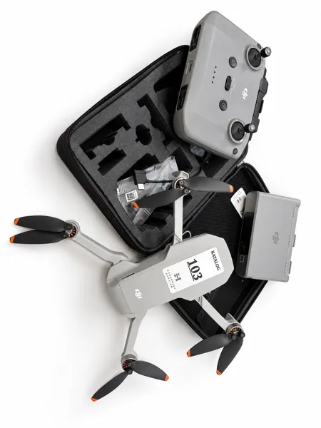 DJI Mavic Mini 2 drone m. DJI C5 fjernkontrol, DJI Mini 2 Two-Way lader, 3 batterier, tilbehør samt DJI taske