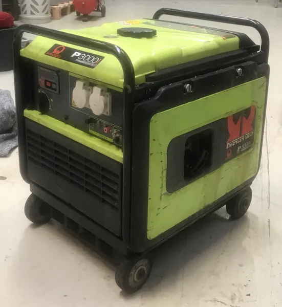 Pramac P3000i invertergenerator monteret på hjul samt i en robust metalramme og med kontrolpanel foran
