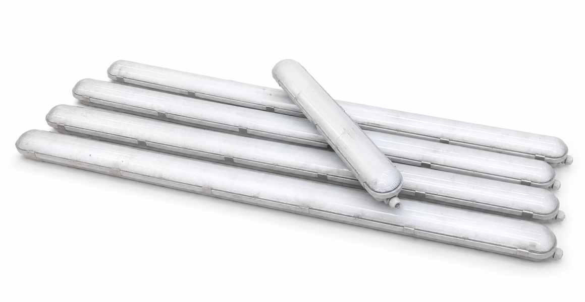Parti LED-armaturer til vådrums-/industribrug m. grå kasse og rillet/mælkehvid plastskærm (5 enheder)