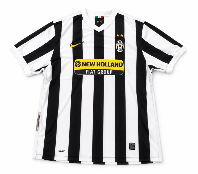 +M: Original Juventus-spillertrøje (udebane) fra sæsonen 2013/2014 prydet m. Andrea Pirlo, 21 samt original Juventus-spillertrøje (hjemmebane) fra sæsonen 2009/2010