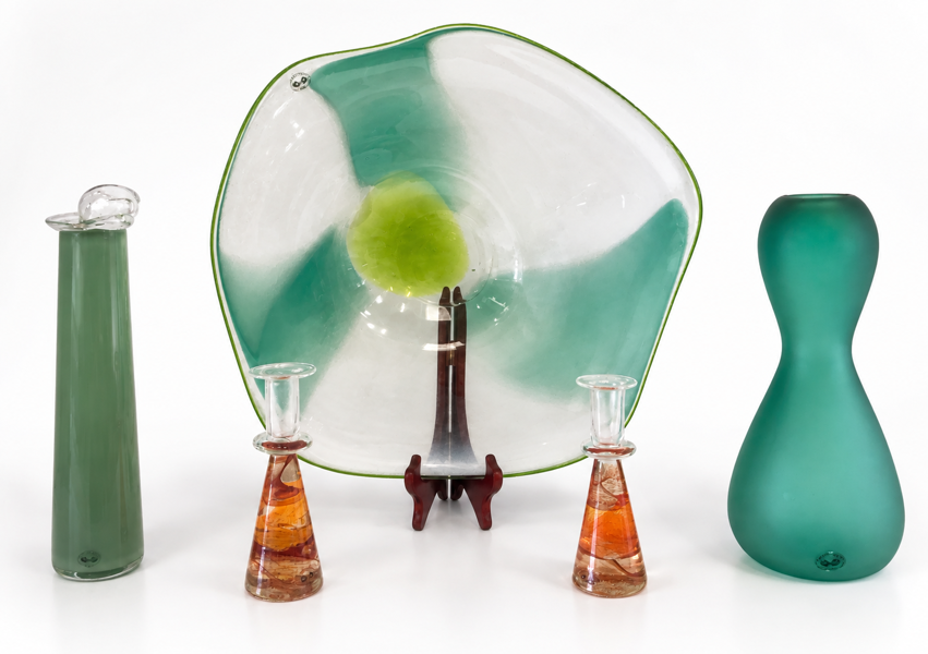 Samling af Glaspusteriet Fanø kunstgenstande af glas (5 enheder) 2 vaser, 2 stearinlysholder samt 1 fad