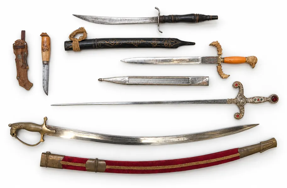 Samling af blankvåben (5 enheder) - herunder Toledo ' Three Eagles' dolk/lille sværd m. skede, Tempelridder inspireret sværd, indisk sværd m. buet klinge og skede, jagtkniv m. skede m.v.