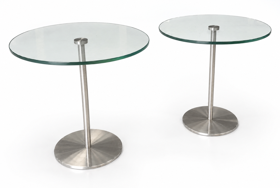 Minimalistisk side-/sofabord med klart glasbord og fod i stål. Formentligt af mærket Metaform.
