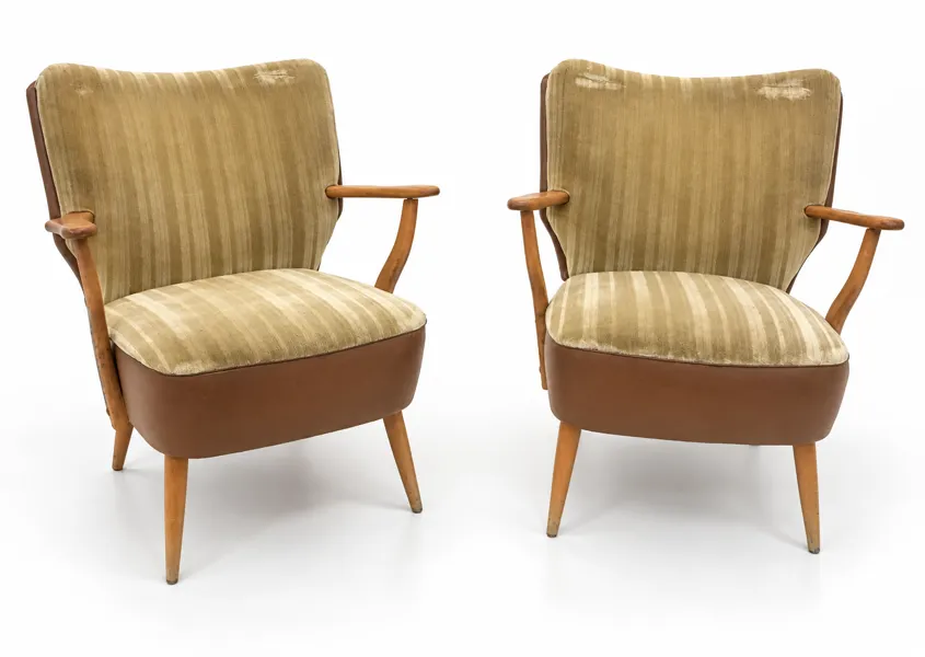 Mid-century retro cocktail club lænestol med et stribet velourbetræk samt nederste kant i brun kunstlæder