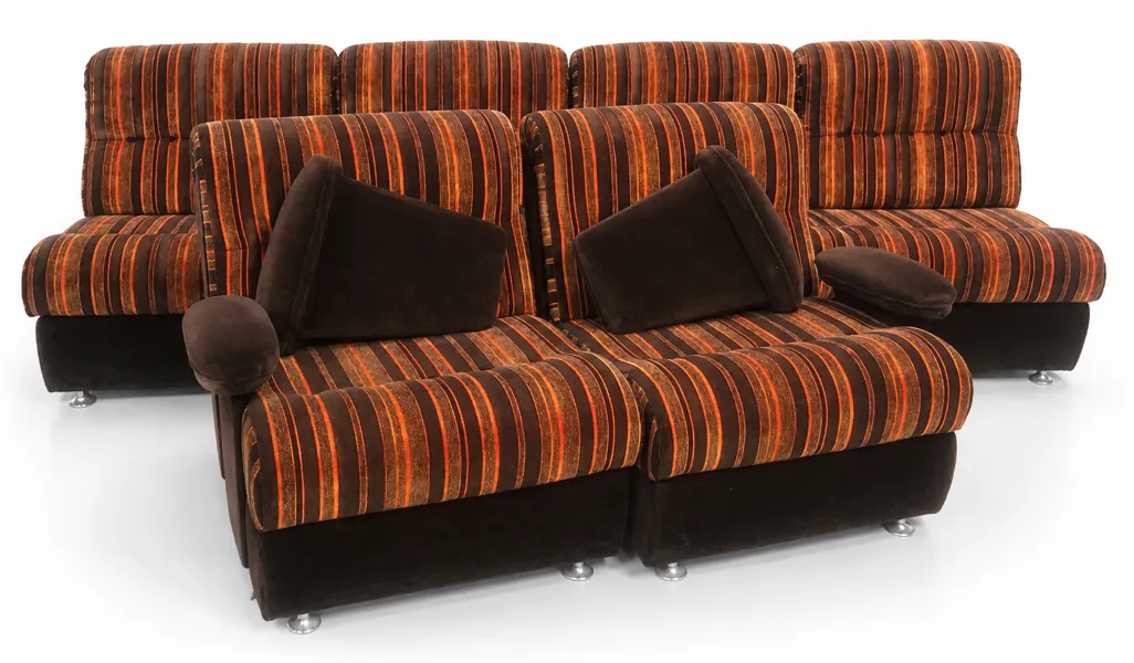 Vintage space age modulopbygget sofa fra 1970'erne m. stribet orange- og brun betræk samt mørkebrun base. Har 6 moduller samt 4 udskiftelige armlæn. 
