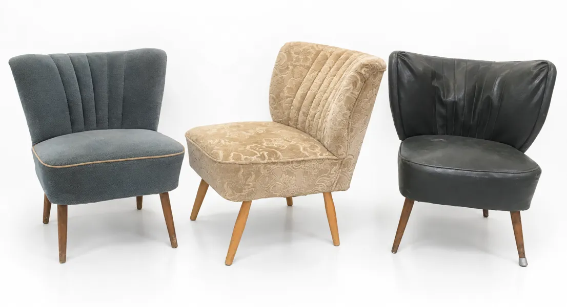 3 mid-century vintage cocktailstole med de karakteristiske skråtstillede, tilspidsede træben. Stolene har hver sit unikke udtryk gennem forskellige typer polstring og ryglæn.