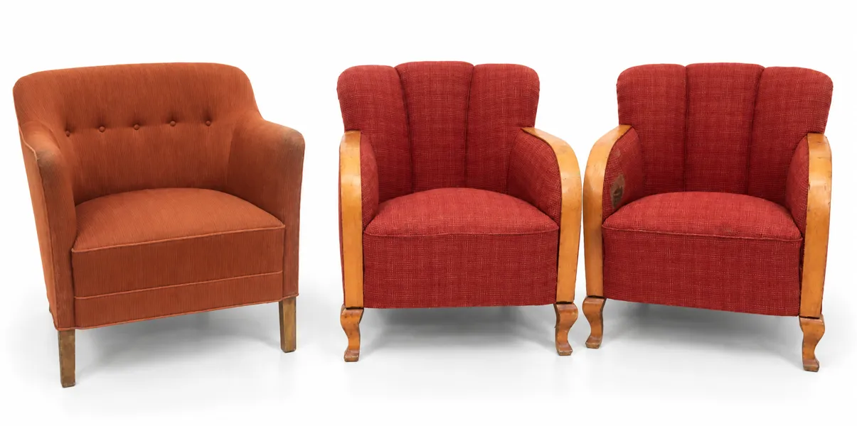 3 vintage formfuldende stole i varme røde og orange nuancer, som repræsenterer klassisk skandinavisk og europæisk møbeldesign fra midten af det 20. århundrede.