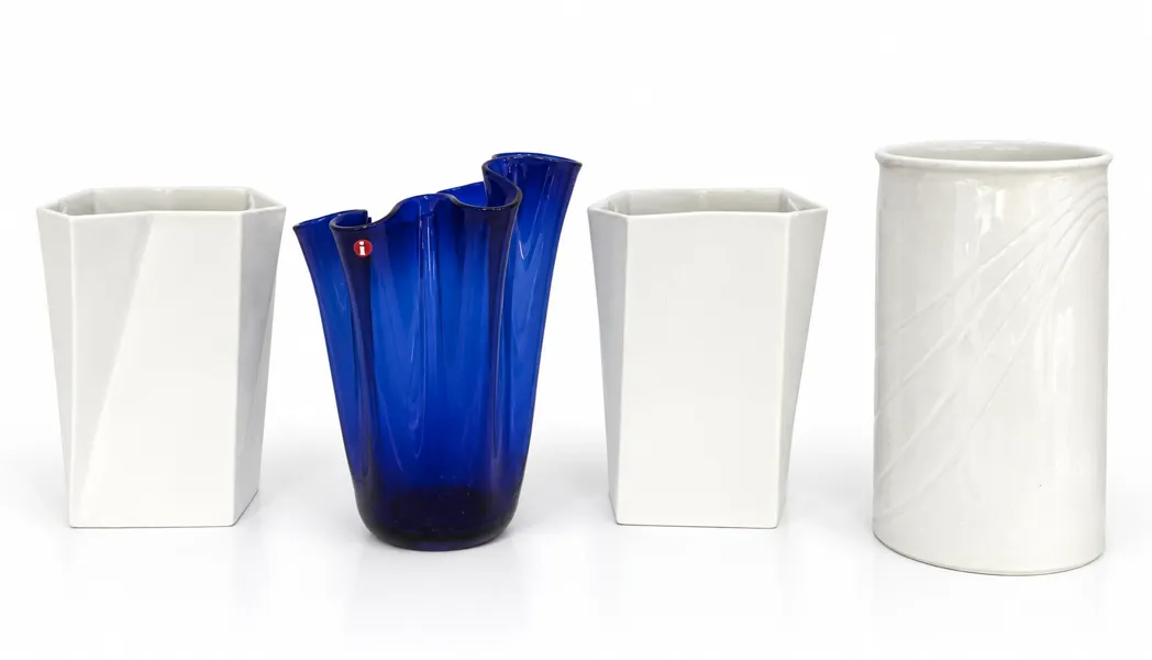 Anker Iversen tulipan-vase (22cm), 2 stk. Futura vaser (20cm) uden stempel (formentlig Else Kamp), vase af hvid porcelæn (25cm)