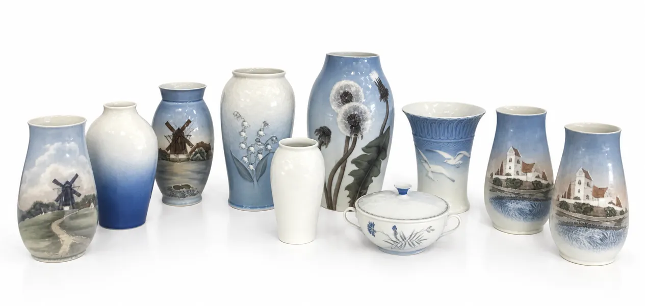 Samling af Bing & Grøndahl porcelænsvaser og en lille skål med låg (10 enheder) - herunder nr. 285-5243, 247, 683, 157-682, 695-5420, 201, 5239, 525-5210 samt 2 stk. 1302/6210