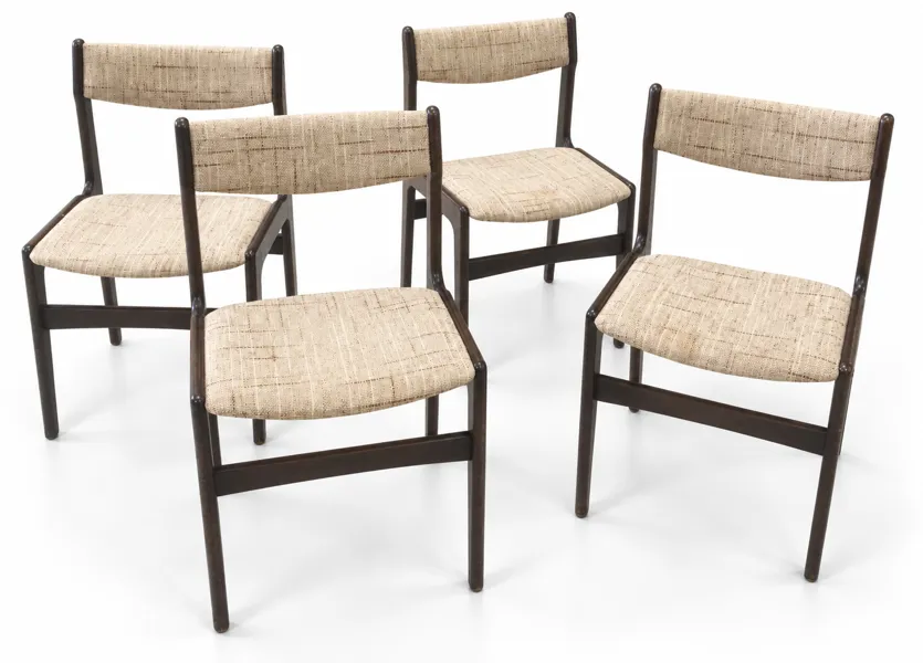 4 Erik Buch mid-century spisebordstole af mørkbejdset hårdttræ m. sæde og kopstykke betrukket med et lyst, vævet tekstil med et diskretternet mønster, fremstillet hos OD Møbler