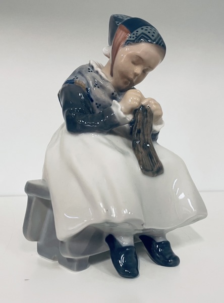 Royal Copenhagen porcelænsfigur nr. 1314 'Amagerpige' (15X10cm)